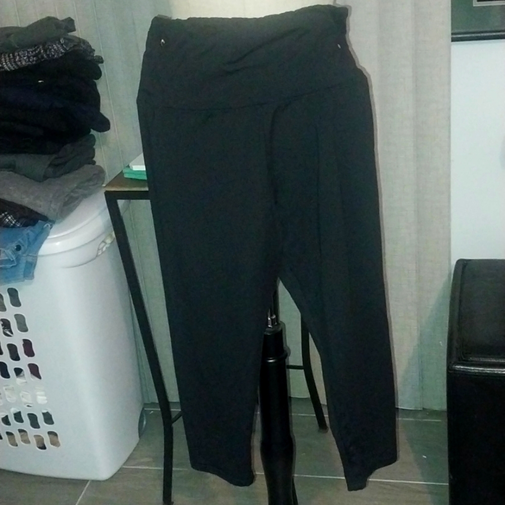 Black stretchy Capri